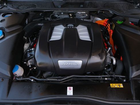 Used 2017 Porsche Cayenne S image 10