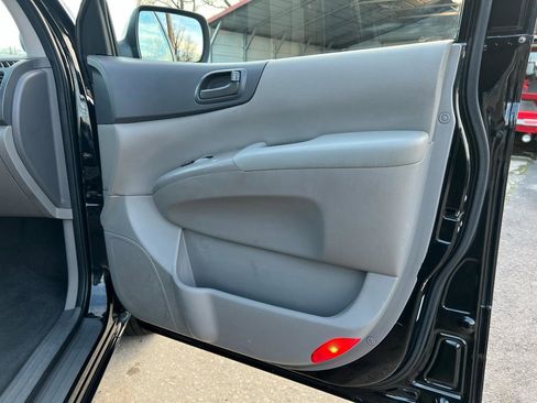 Used 2012 Kia Sedona LX FWD image 16