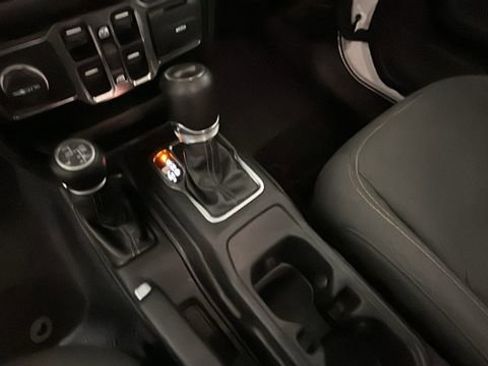 Used 2024 Jeep Wrangler Unlimited Sahara AWD/4WD image 21
