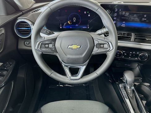 Used 2025 Chevrolet Trax LT w/ Driver Confidence Package image 5