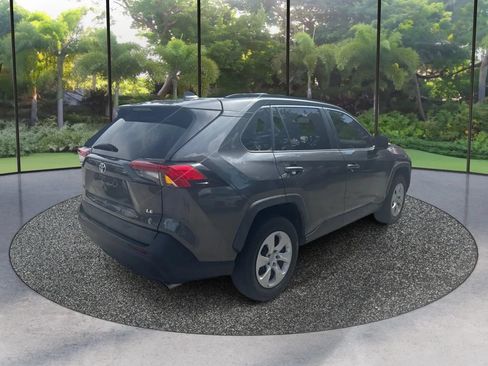 Used 2020 Toyota RAV4 LE FWD image 5