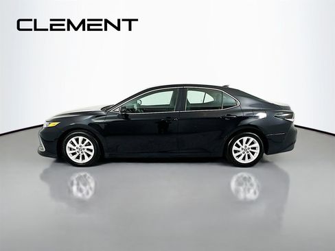 Used 2022 Toyota Camry LE image 4