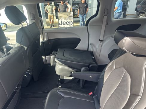 Used 2024 Chrysler Pacifica Touring-L image 13