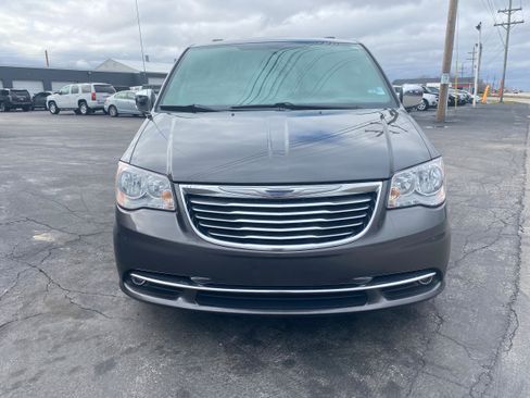 Used 2016 Chrysler Town & Country Touring-L image 2