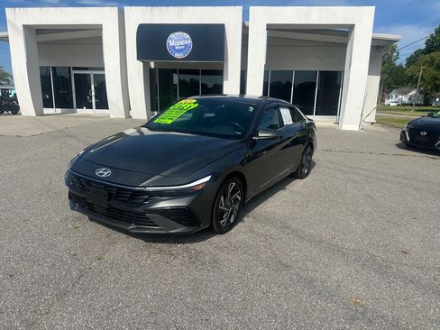 Used 2025 Hyundai Elantra Limited FWD image 1