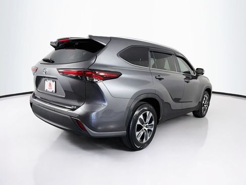 Used 2024 Toyota Highlander XLE FWD image 10
