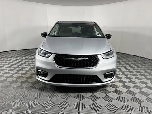 Certified 2024 Chrysler Pacifica Touring-L image 10