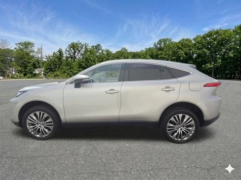 Used 2023 Toyota Venza XLE AWD/4WD image 5
