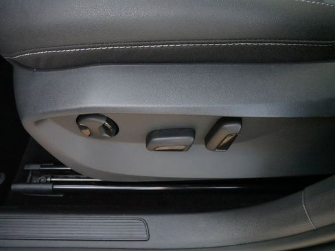 Certified 2025 Volkswagen Taos SE image 20