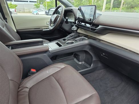 Used 2024 Toyota Sienna Platinum image 13