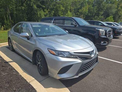 Used 2019 Toyota Camry SE FWD image 3