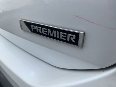 Used 2018 Chevrolet Equinox Premier image 11