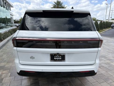 New 2026 Lincoln Navigator Premiere AWD/4WD image 3