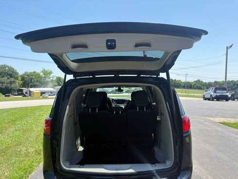 Used 2017 Chrysler Pacifica Limited w/ UConnect Theater Package FWD image 4
