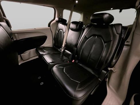 Used 2018 Chrysler Pacifica Touring-L FWD image 26