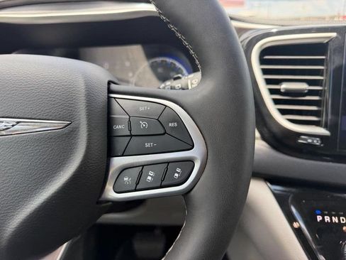 Used 2024 Chrysler Pacifica Touring-L FWD image 16