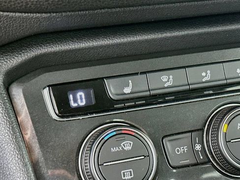 Used 2018 Volkswagen Tiguan SE AWD/4WD image 28