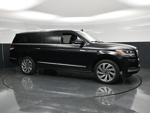 Used 2022 Lincoln Navigator L Reserve AWD/4WD image 5
