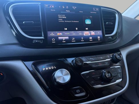 Used 2024 Chrysler Pacifica Touring-L image 38