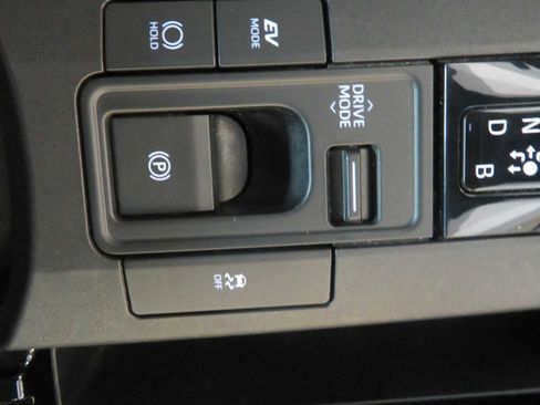 Used 2025 Toyota Prius LE image 36