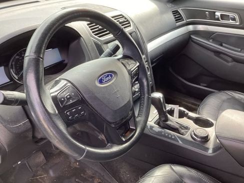 Used 2017 Ford Explorer XLT w/ Equipment Group 202A AWD/4WD image 27