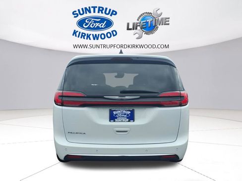 Used 2023 Chrysler Pacifica Touring-L image 30