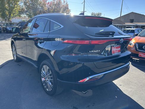 Used 2021 Toyota Venza XLE image 3