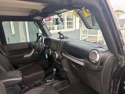 Used 2018 Jeep Wrangler Unlimited Sahara w/ Connectivity Group AWD/4WD image 13