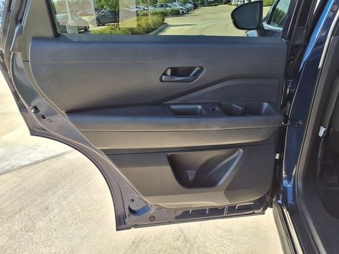 Used 2025 Nissan Pathfinder SV AWD/4WD image 18