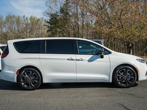 New 2026 Chrysler Pacifica Select FWD image 4