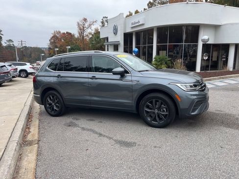 Used 2024 Volkswagen Tiguan SE image 2