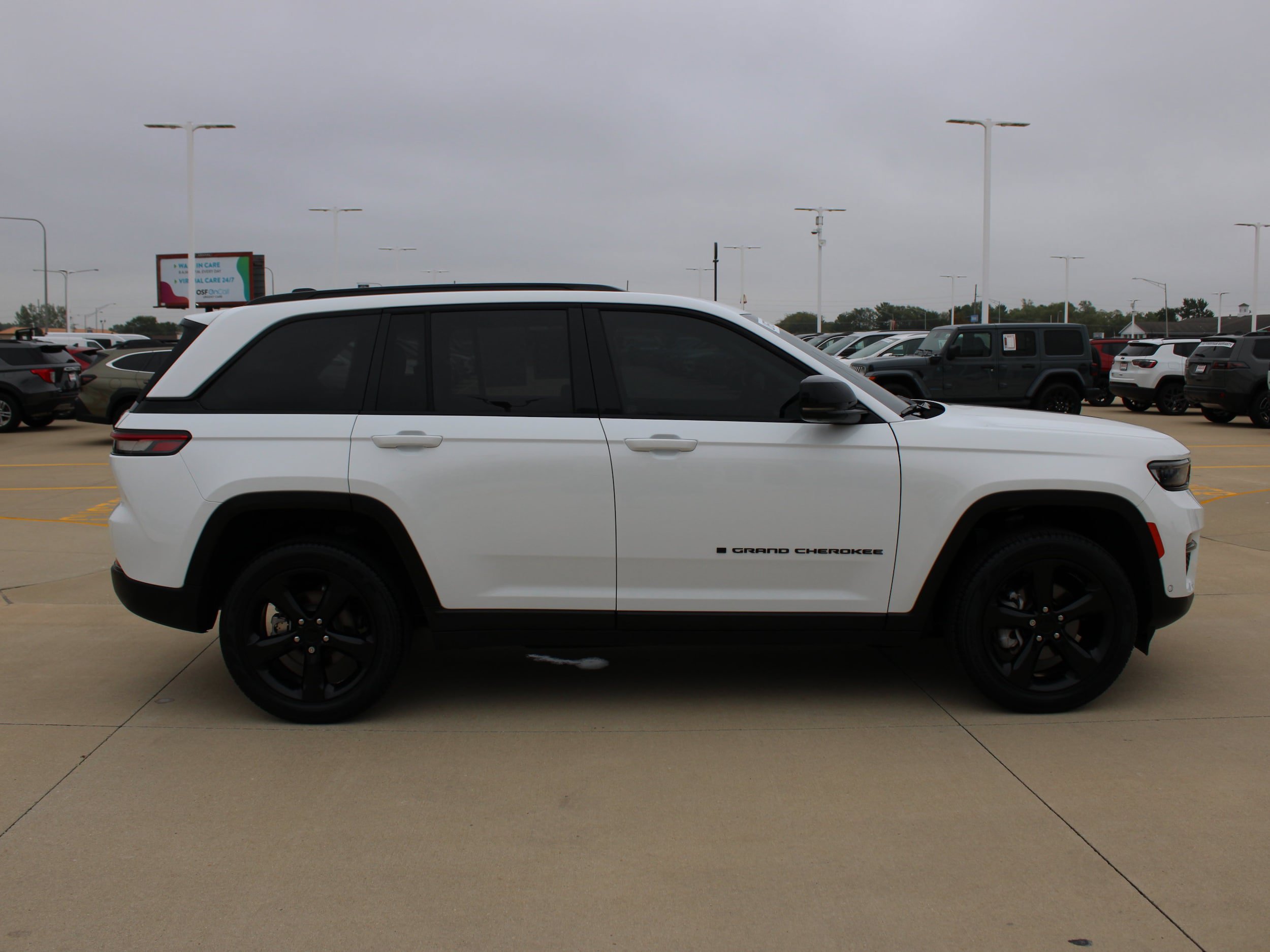 Used 2023 Jeep Grand Cherokee Limited w/ Luxury Tech Group II AWD/4WD image 8