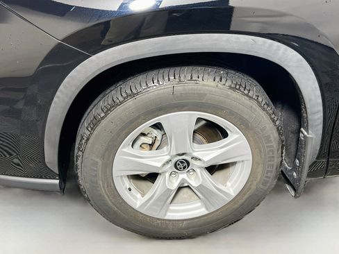 Used 2024 Toyota Highlander LE FWD image 13