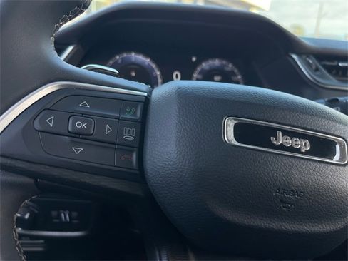 Used 2023 Jeep Grand Cherokee Laredo image 13
