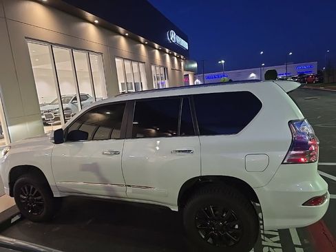 Used 2015 Lexus GX 460 w/ Premium Package AWD/4WD image 8