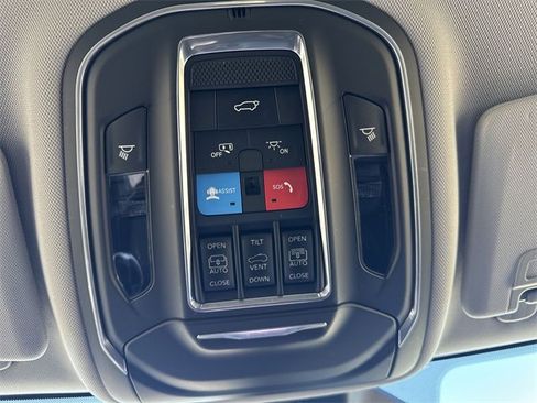 Used 2022 Jeep Grand Cherokee L Limited w/ Luxury Tech Group II image 18