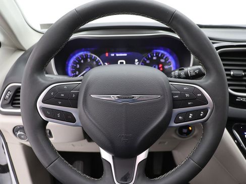 Used 2024 Chrysler Pacifica Touring-L image 16