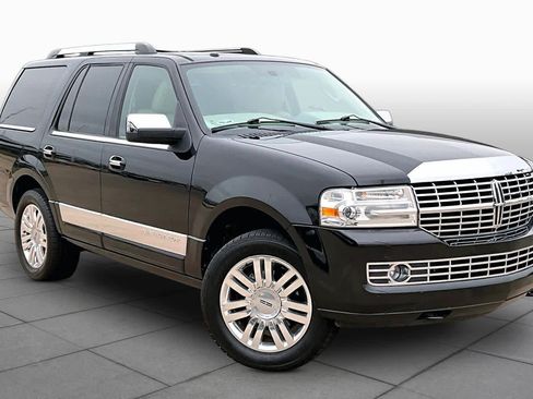 Used 2014 Lincoln Navigator 4WD image 3