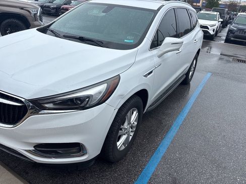 Used 2018 Buick Enclave Essence image 3