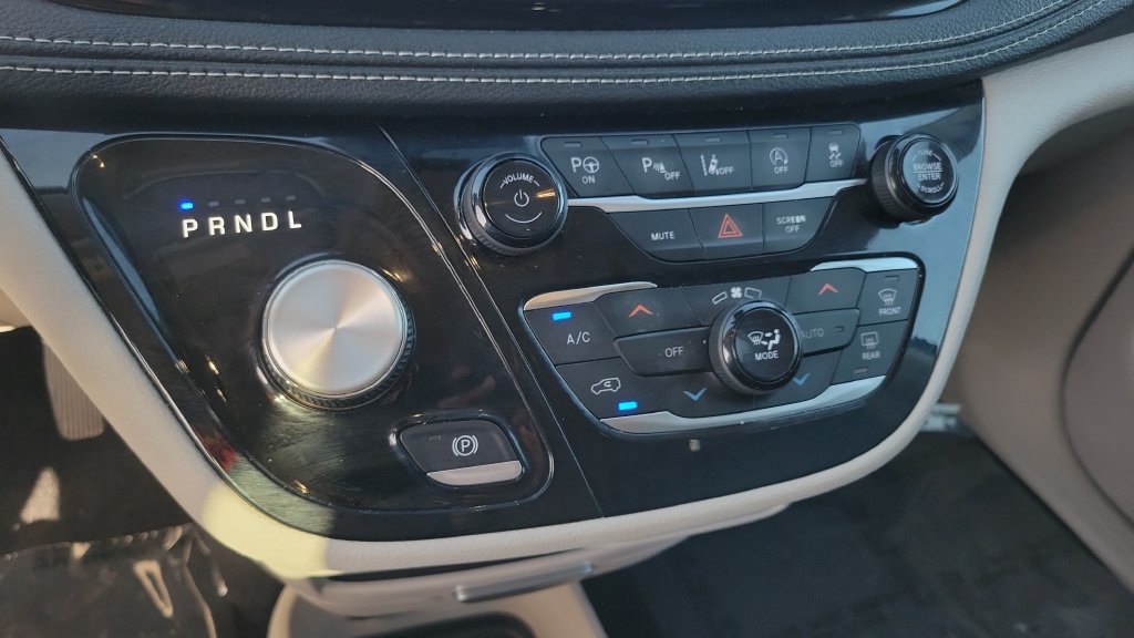 Used 2023 Chrysler Pacifica Touring-L FWD image 15