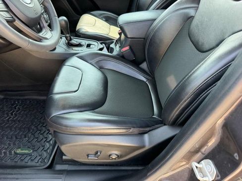 Used 2020 Jeep Cherokee Latitude Plus AWD/4WD image 17