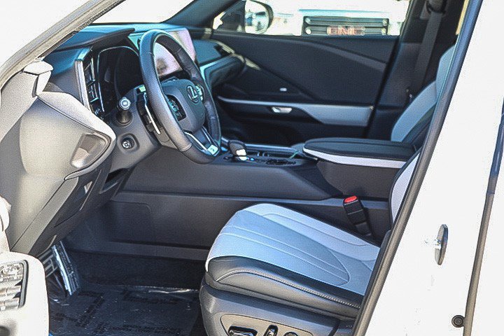 Used 2025 Lexus TX 500h AWD w/ Technology Package image 17