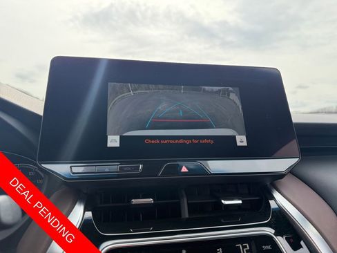 Used 2023 Toyota Venza XLE image 18