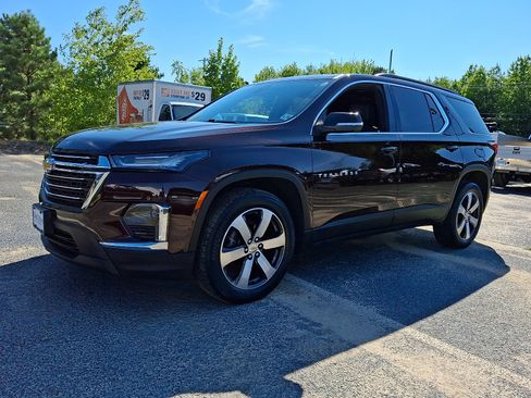 Used 2023 Chevrolet Traverse LT w/ LT Premium Package AWD/4WD image 3