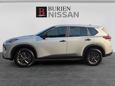 Used 2024 Nissan Rogue S FWD image 2