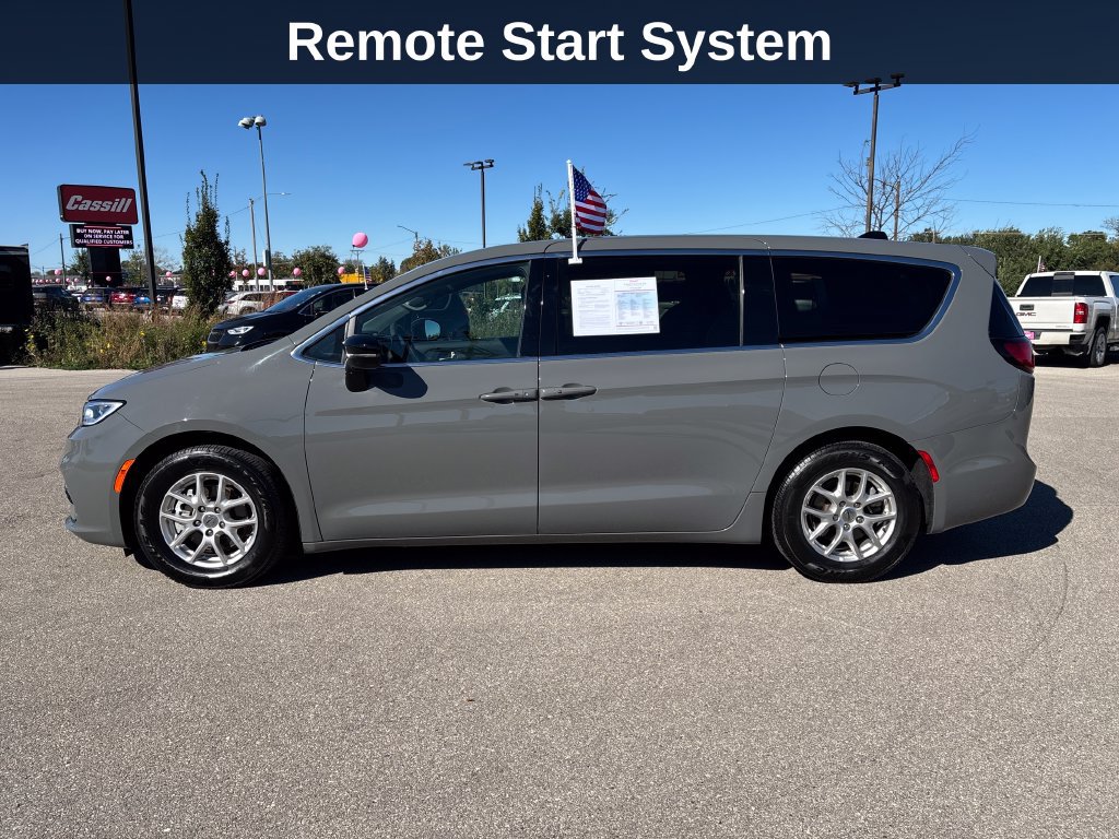 Used 2025 Chrysler Pacifica Select FWD image 2