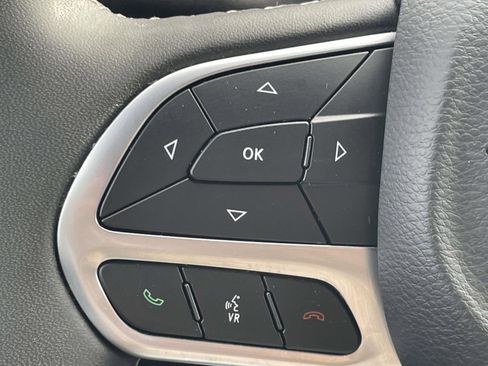 Used 2025 Chrysler Pacifica Select image 22