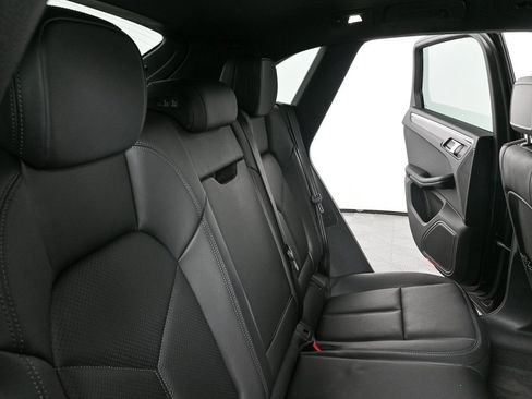 Certified 2025 Porsche Macan image 22