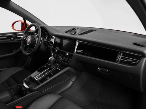 Certified 2025 Porsche Macan image 22