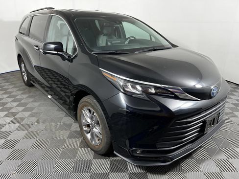 Used 2025 Toyota Sienna XLE FWD image 3